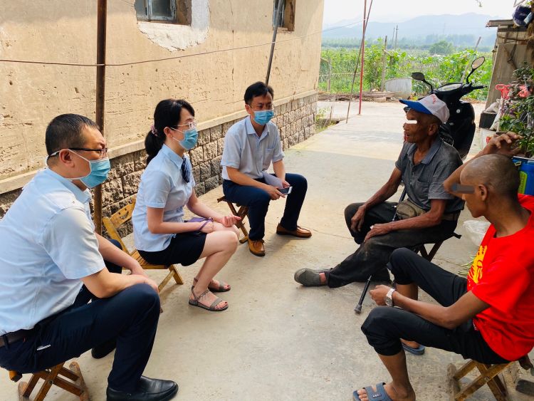 退费|青岛医生登门给患者退费 贫困人员部分医疗费减免