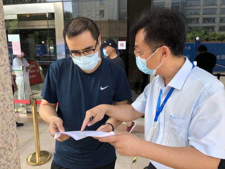 退费|青岛医生登门给患者退费 贫困人员部分医疗费减免