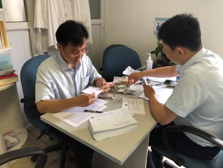 退费|青岛医生登门给患者退费 贫困人员部分医疗费减免