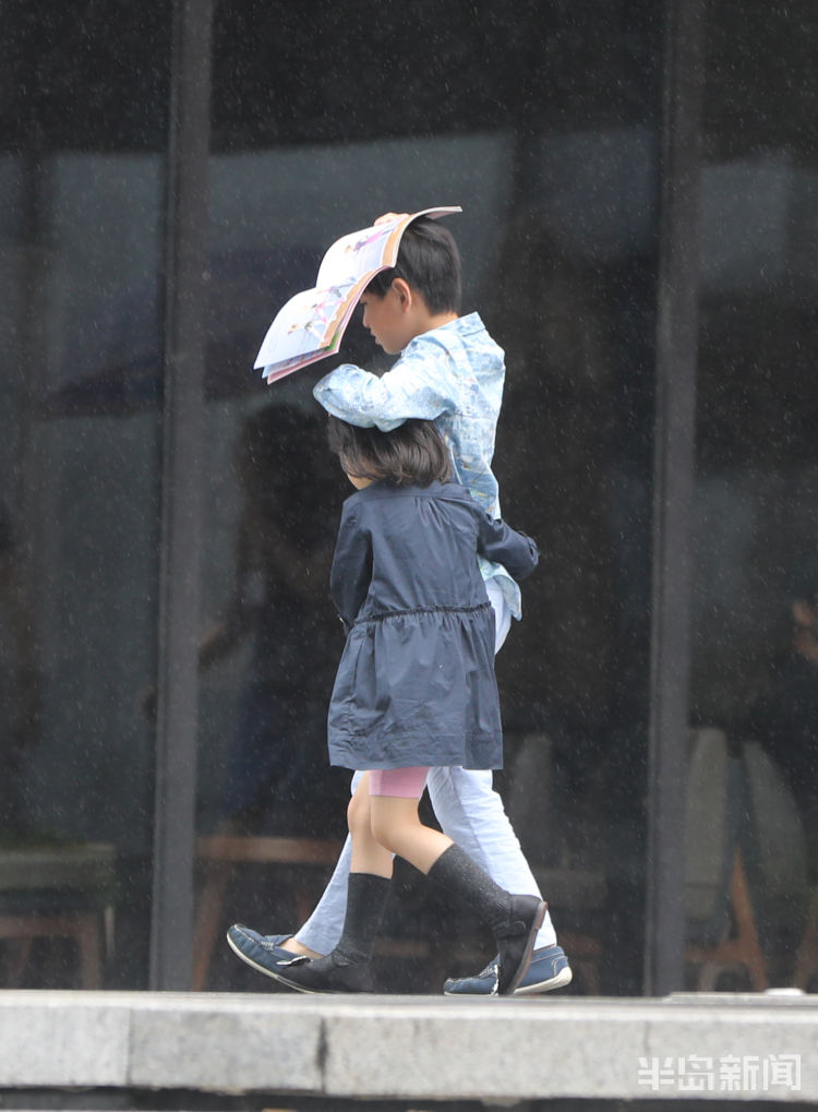 |风雨交加市民雨中艰难前行 提醒出门及时添衣