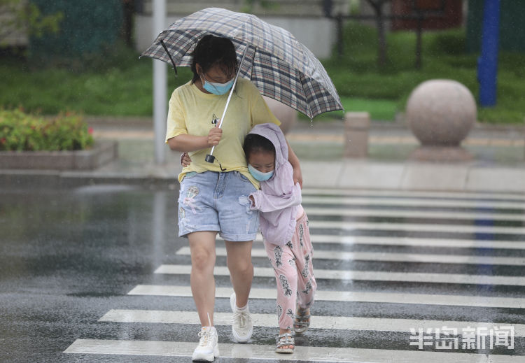 |风雨交加市民雨中艰难前行 提醒出门及时添衣