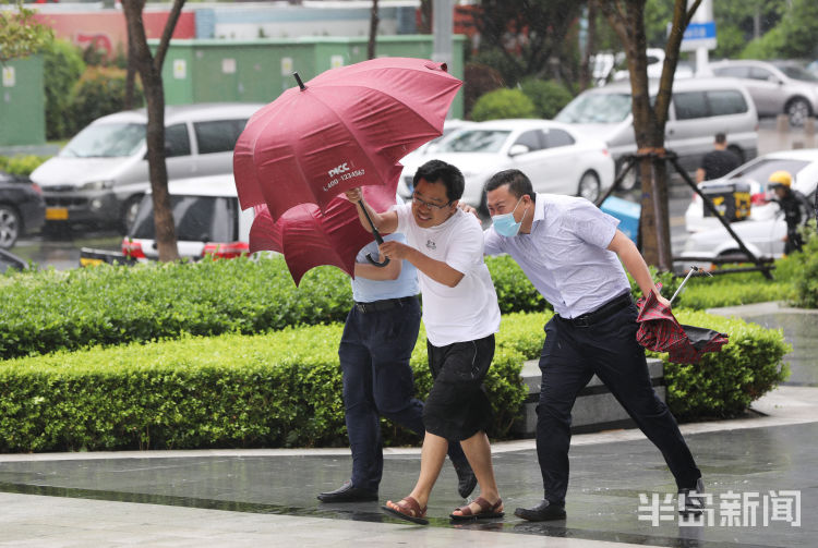 |风雨交加市民雨中艰难前行 提醒出门及时添衣