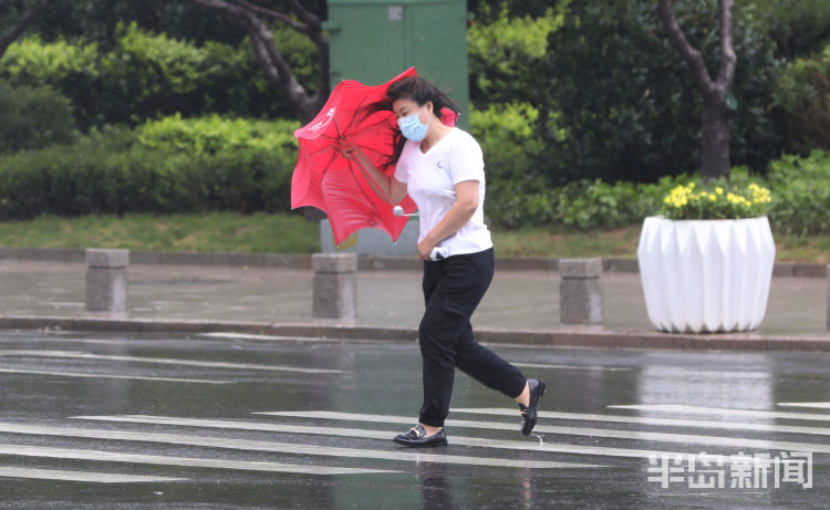|风雨交加市民雨中艰难前行 提醒出门及时添衣