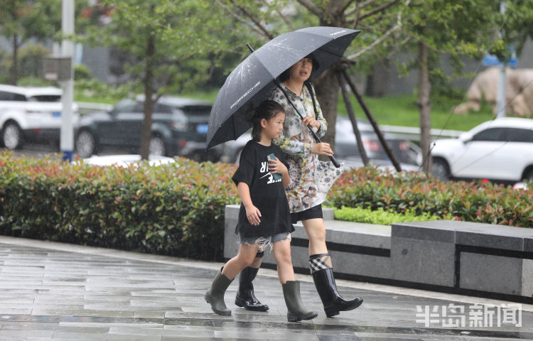 |风雨交加市民雨中艰难前行 提醒出门及时添衣