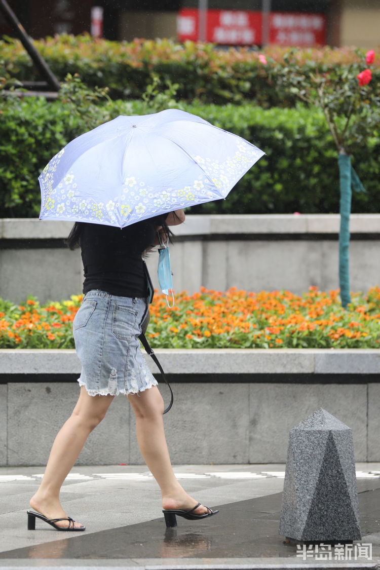 |风雨交加市民雨中艰难前行 提醒出门及时添衣