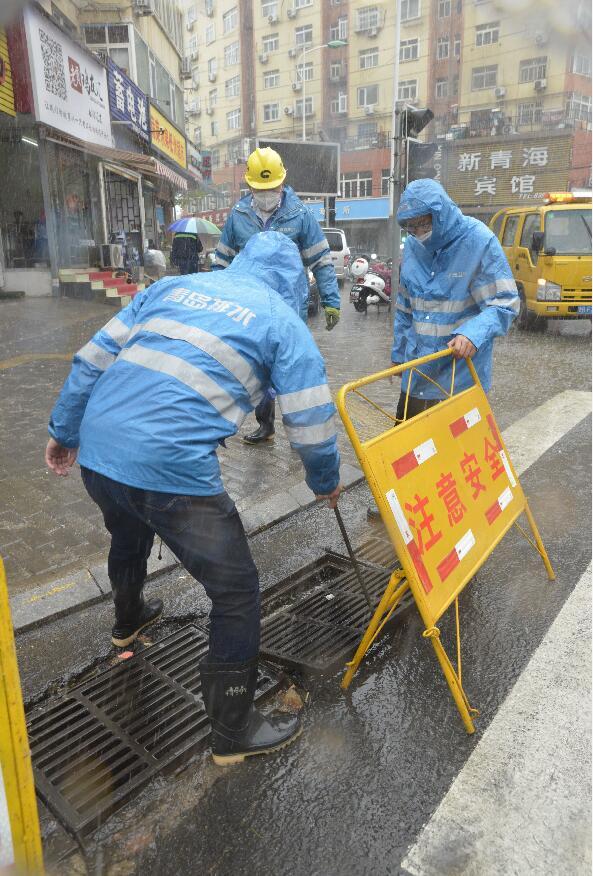 防汛|青岛水务防汛在行动 7支抢险队伍上路市区道路排水基本畅通