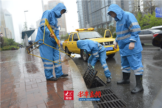 |? 保障排水顺畅 青岛300名防汛人员、60余辆防汛抢险车上路值守