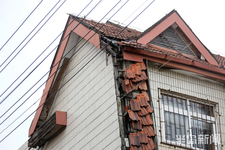 离着|风雨天挂瓦、墙皮脱落将威胁行人、车辆 提醒市民出行远离