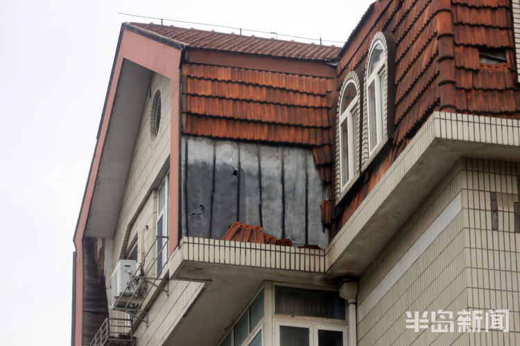 离着|风雨天挂瓦、墙皮脱落将威胁行人、车辆 提醒市民出行远离