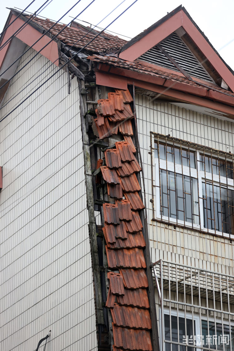 离着|风雨天挂瓦、墙皮脱落将威胁行人、车辆 提醒市民出行远离