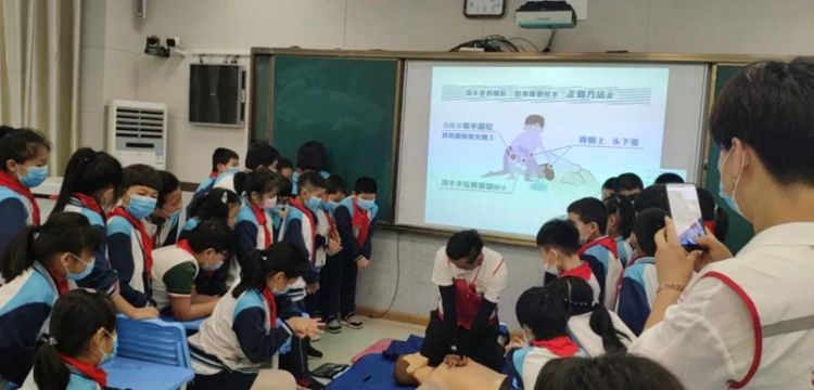 24|助力暑假安全 西海岸新区红十字会志愿者为24所学校学生培训防溺水