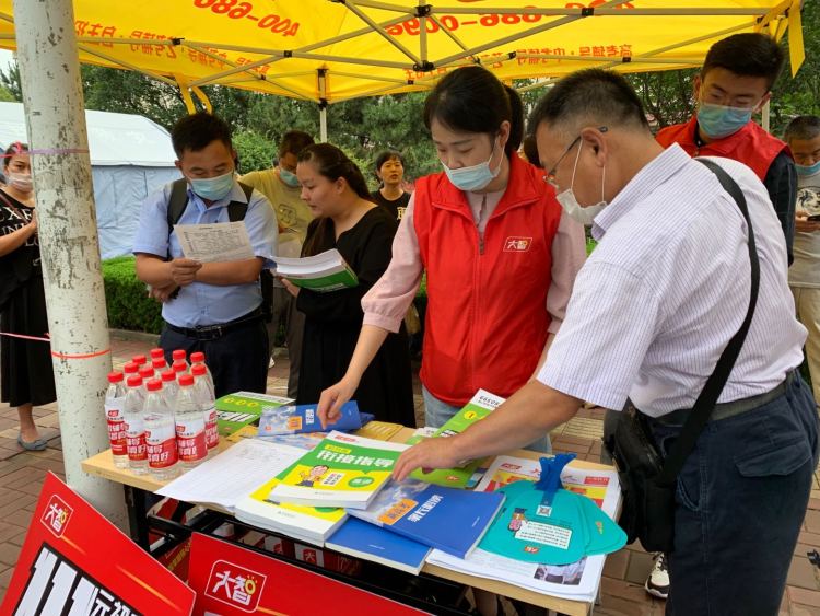 报班|青岛中考第二天：场内考生忙答卷 场外家长急报班