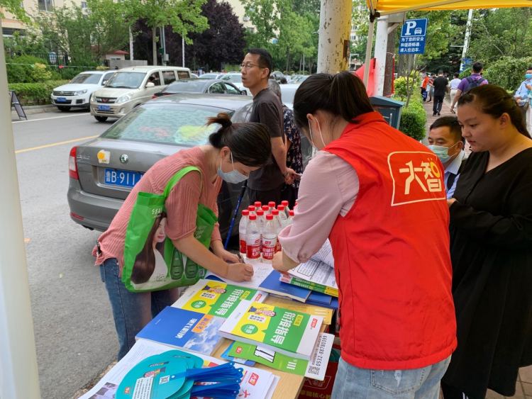 报班|青岛中考第二天：场内考生忙答卷 场外家长急报班