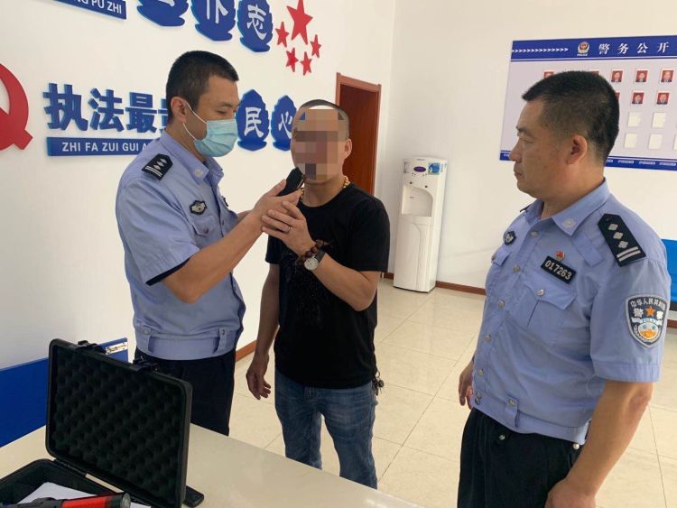 拦停|男子驾车抽烟不听劝 被李沧交警拦停一查竟涉嫌醉驾