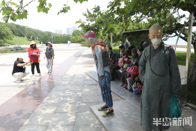 打卡|雕塑园成青岛新晋网红打卡地 各式各样雕塑吸引路人互动拍照