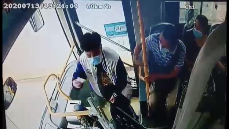 中考|得知车上一中考考生要迟到 青岛378路驾驶员赶紧停车找交警