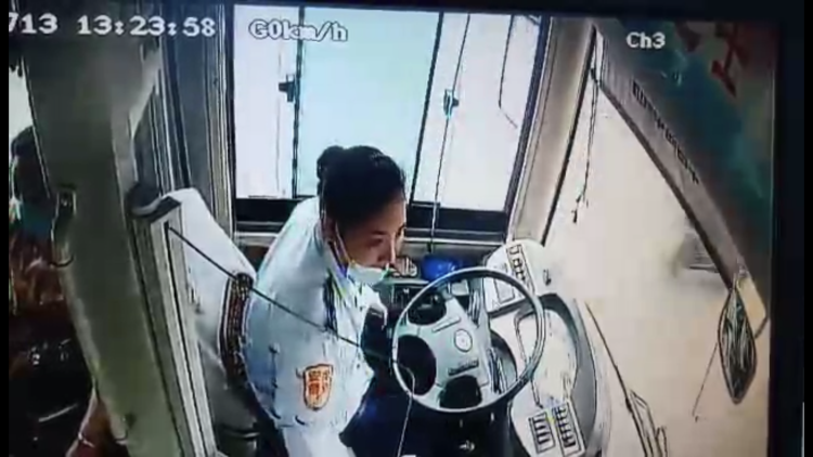 中考|得知车上一中考考生要迟到 青岛378路驾驶员赶紧停车找交警