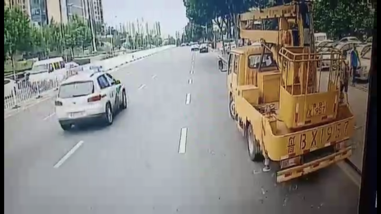 中考|得知车上一中考考生要迟到 青岛378路驾驶员赶紧停车找交警