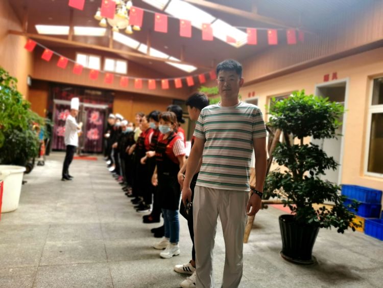 30|“赔钱也不裁员”为了30多人生计 酒店老板做出贴心承诺