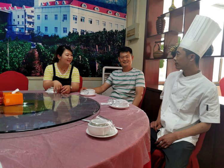 30|“赔钱也不裁员”为了30多人生计 酒店老板做出贴心承诺