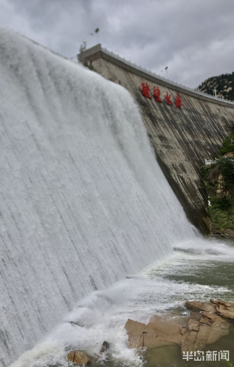 垂帘|连续降雨 崂山区晓望、青山等水库“瀑布垂帘”