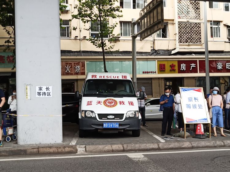 太暖|太暖心！送考家长开着公益车考点外助力中考