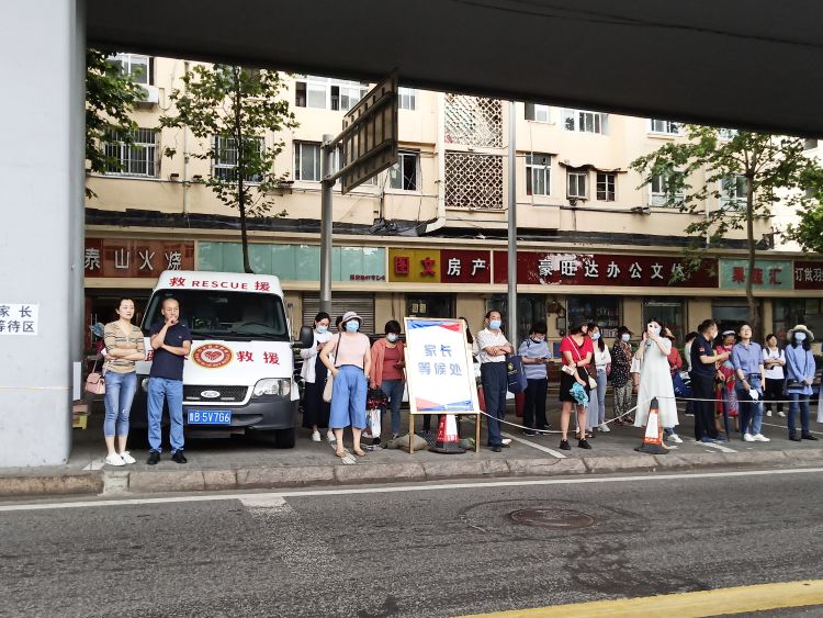 太暖|太暖心！送考家长开着公益车考点外助力中考