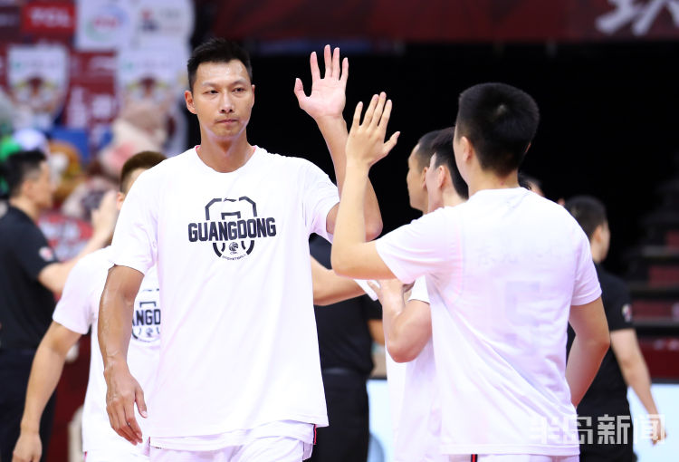 易建联|易建联复出出场19分钟贡献21分6篮板 广东豪取25连胜