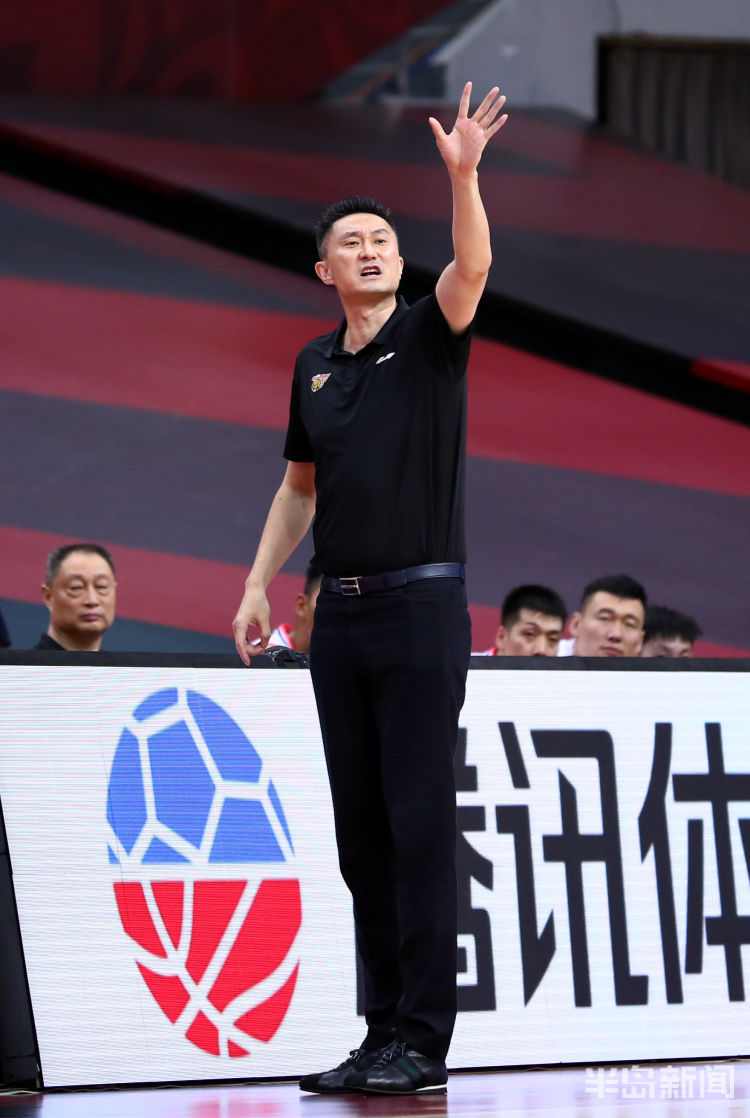 易建联|易建联复出出场19分钟贡献21分6篮板 广东豪取25连胜