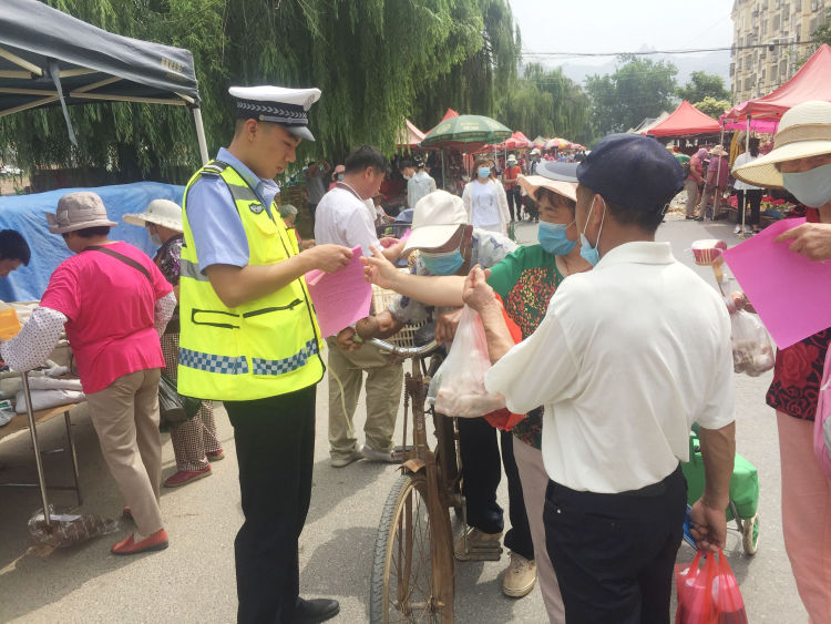 城阳|青岛城阳公安交警多举措助力营商环境 守护“地摊经济”