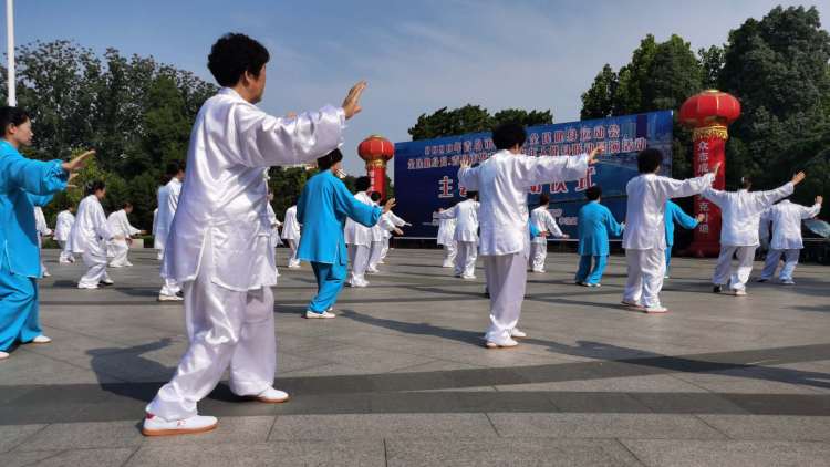 健身运动|青岛市第十届全民健身运动会启幕 李沧区获得“太极拳之乡”奖牌