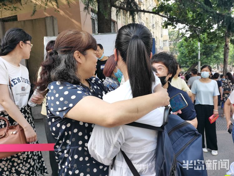 送考|中考最后一天送考“名场面”：现场考生、家长和老师 拥抱、拍照、加油鼓劲