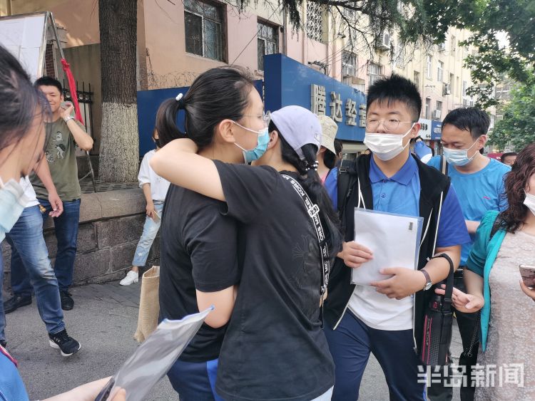 送考|中考最后一天送考“名场面”：现场考生、家长和老师 拥抱、拍照、加油鼓劲