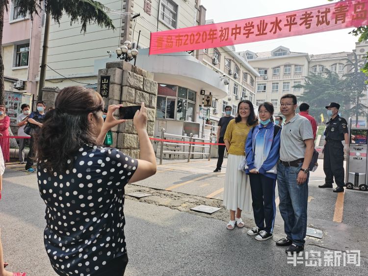 送考|中考最后一天送考“名场面”：现场考生、家长和老师 拥抱、拍照、加油鼓劲