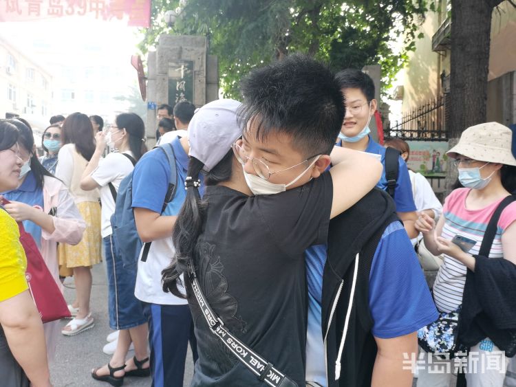 送考|中考最后一天送考“名场面”：现场考生、家长和老师 拥抱、拍照、加油鼓劲