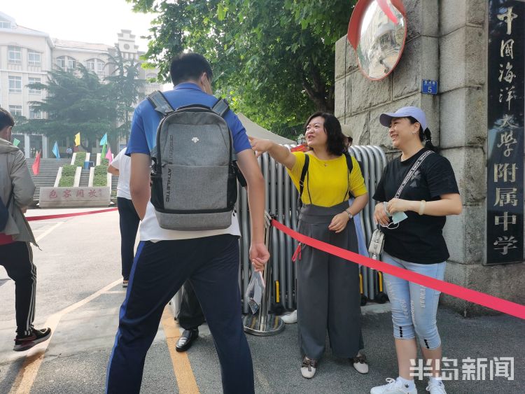 送考|中考最后一天送考“名场面”：现场考生、家长和老师 拥抱、拍照、加油鼓劲