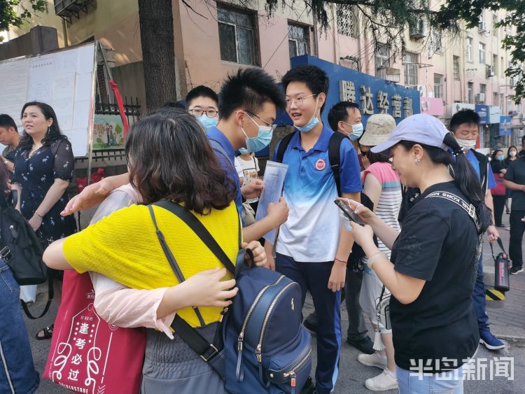 送考|中考最后一天送考“名场面”：现场考生、家长和老师 拥抱、拍照、加油鼓劲