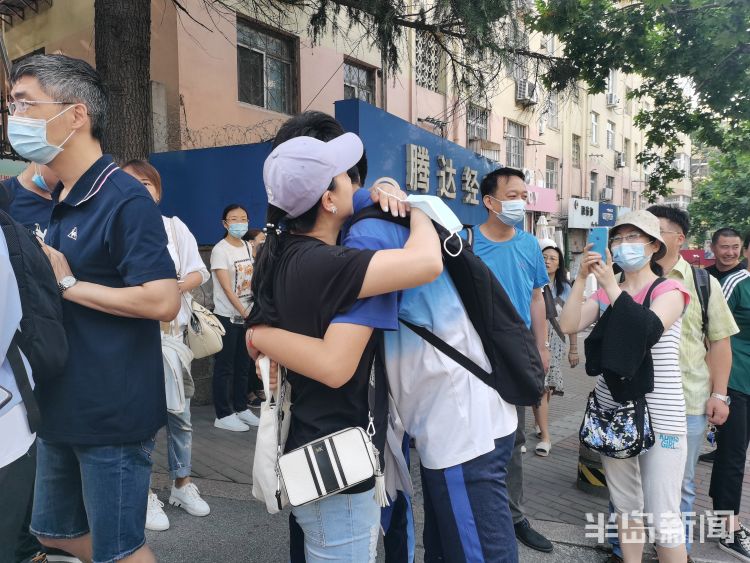 送考|中考最后一天送考“名场面”：现场考生、家长和老师 拥抱、拍照、加油鼓劲