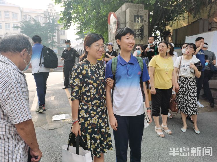 送考|中考最后一天送考“名场面”：现场考生、家长和老师 拥抱、拍照、加油鼓劲