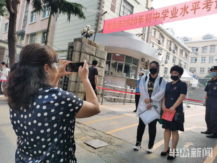 送考|中考最后一天送考“名场面”：现场考生、家长和老师 拥抱、拍照、加油鼓劲