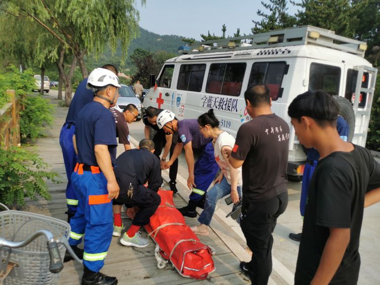 崂山|青岛红十字搜救队：崂山村民河道里摔伤 众人接力抬担架救援