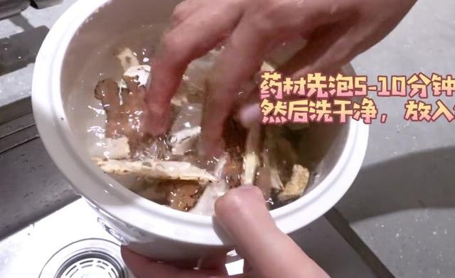 |张子萱做饭带娃两不误 洗菜细节狂刷好感度