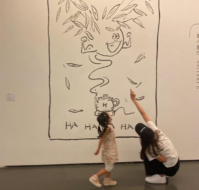 |张子萱做饭带娃两不误 洗菜细节狂刷好感度