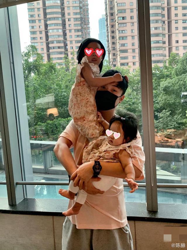 |张子萱做饭带娃两不误 洗菜细节狂刷好感度