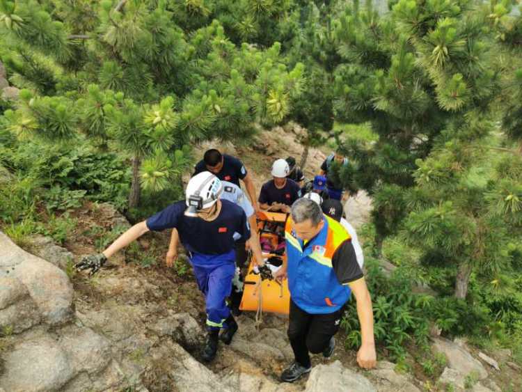 女驴友|女驴友在崂山摔伤同伴轮流背负下山体力透支 多亏了救援队