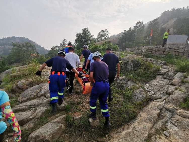 女驴友|女驴友在崂山摔伤同伴轮流背负下山体力透支 多亏了救援队