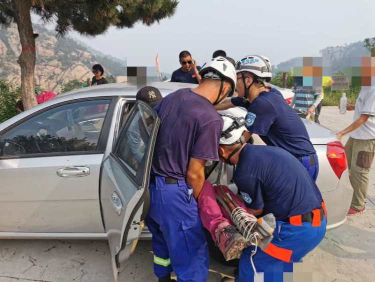 女驴友|女驴友在崂山摔伤同伴轮流背负下山体力透支 多亏了救援队