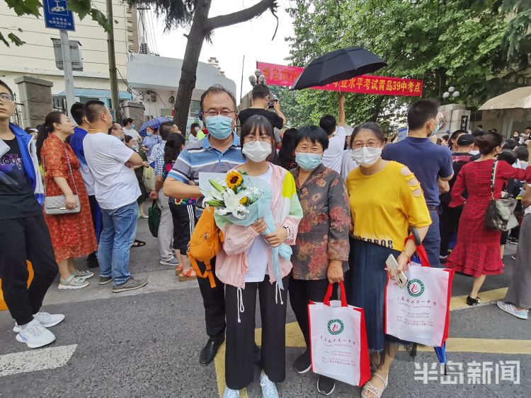 大考|大考结束小放松 英语还得收收尾！青岛中考生出考场 笑容、鲜花全都送给你