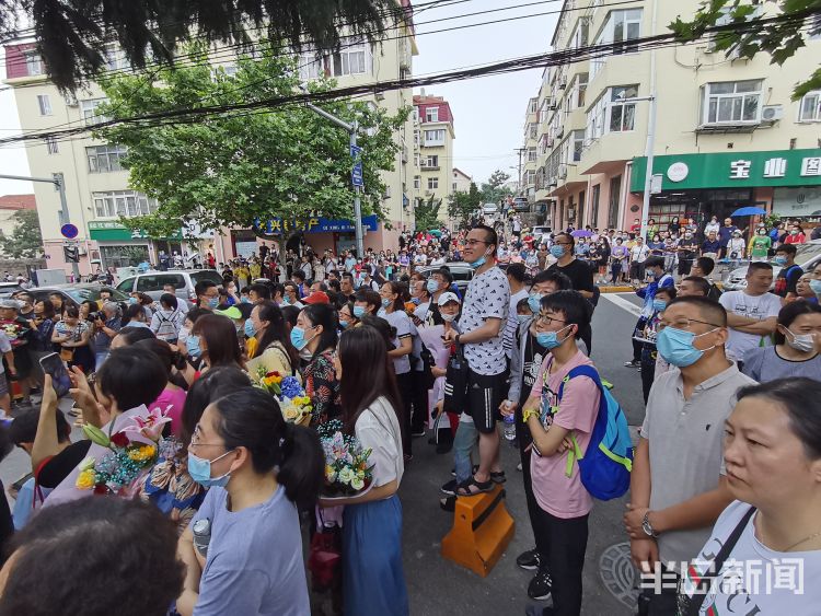 大考|大考结束小放松 英语还得收收尾！青岛中考生出考场 笑容、鲜花全都送给你