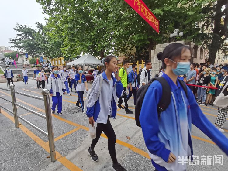 大考|大考结束小放松 英语还得收收尾！青岛中考生出考场 笑容、鲜花全都送给你